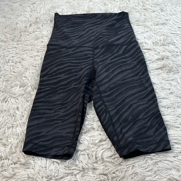 Lululemon Align Super High Rise Short *10" Le Tigre Camo Deep Coal Multi - Picture 1 of 6